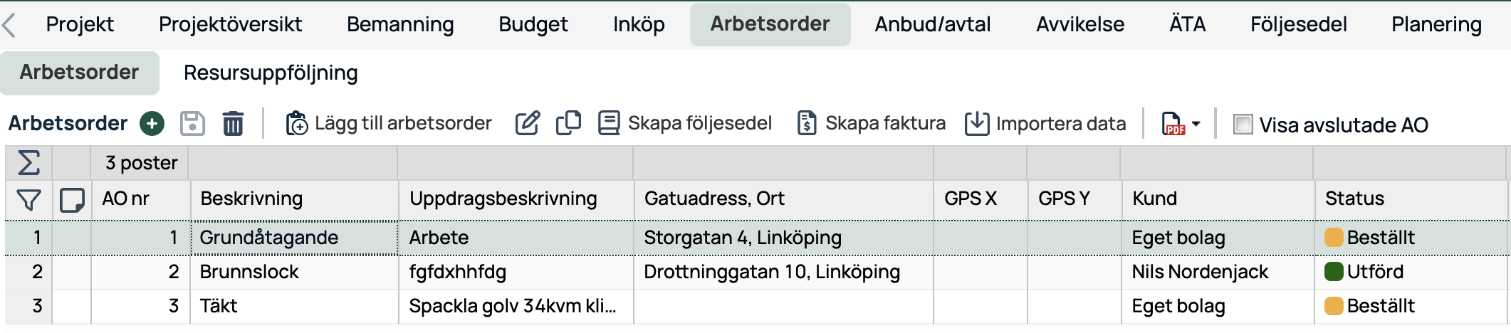 Arbeidsorderliste med tre oppføringer og statuskolonne